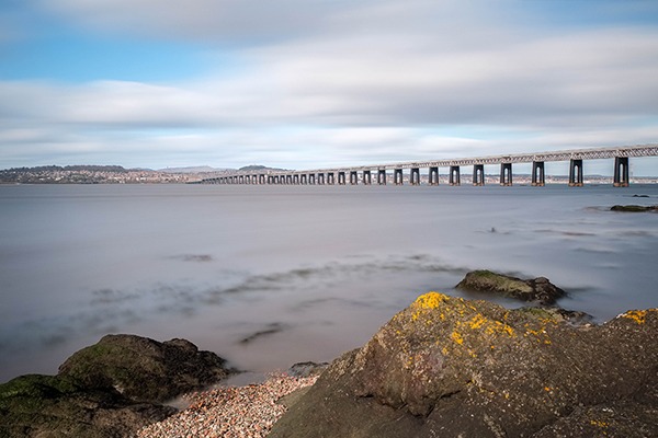 Uitzicht over Dundee en de Tay Road Bridge