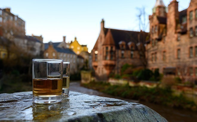 Whisky drinken in Edinburgh