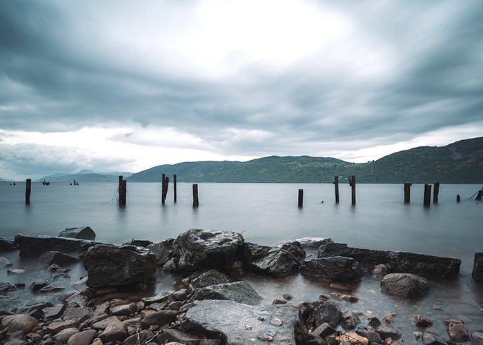 Mistig meer van Loch Ness