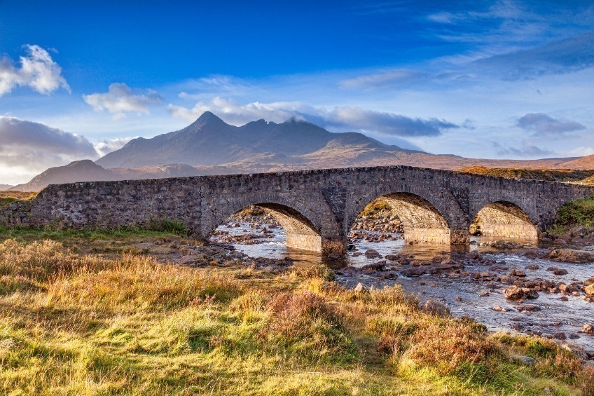 Oude brug bij Sligachan op Isle of Skye