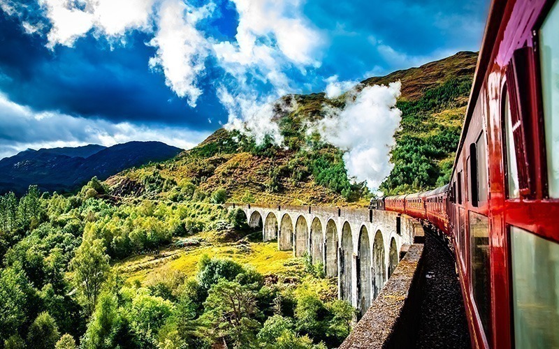 Glenfinnan spoorwegviaduct met trein