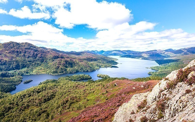 Uitzicht vanaf de Ben A'an over Loch Katrine and Loch Achray