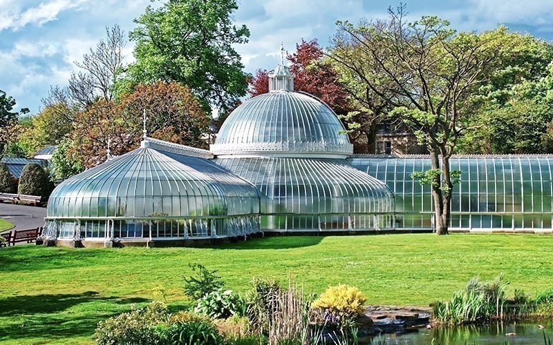 Het glazen gebouw van de botanische tuinen van Glasgow